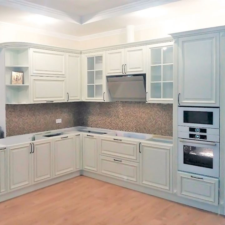 Кухня біла класична з патиною